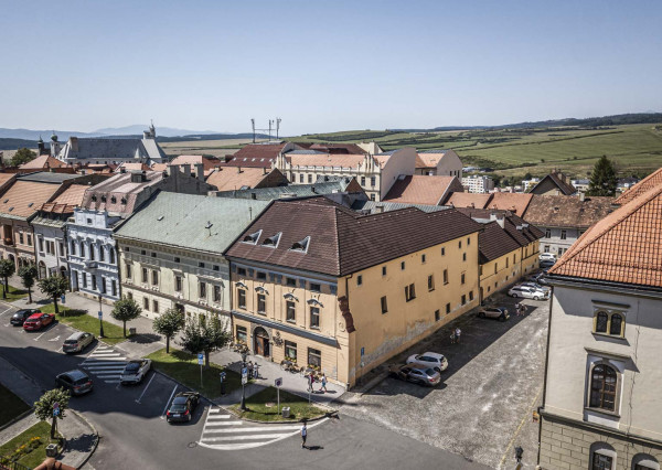 Na predaj:  Unikátny goticko-renesančný dom v centre Levoče!   FOR SALE: scroll down for english text